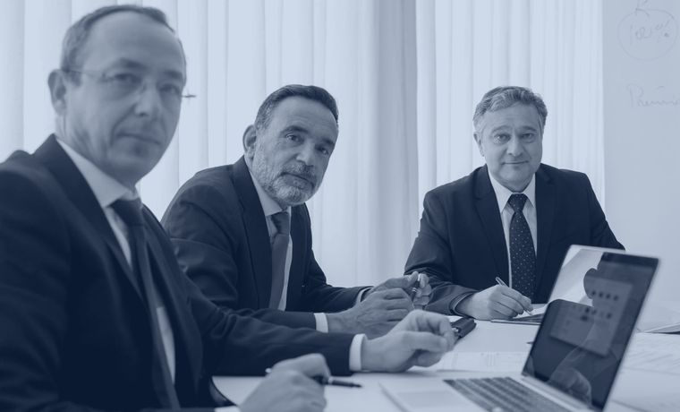 Executivos reunidos em torno de uma mesa de trabalho