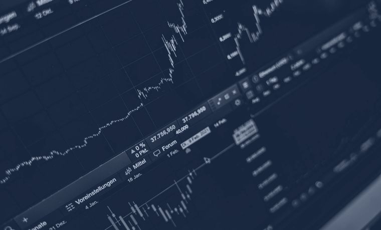 Tela de análise financeira com gráficos de mercado